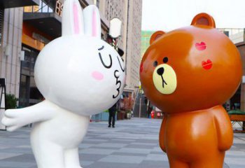 藁城步行街布朗熊雕塑，玻璃鋼動物雕塑，卡通方式